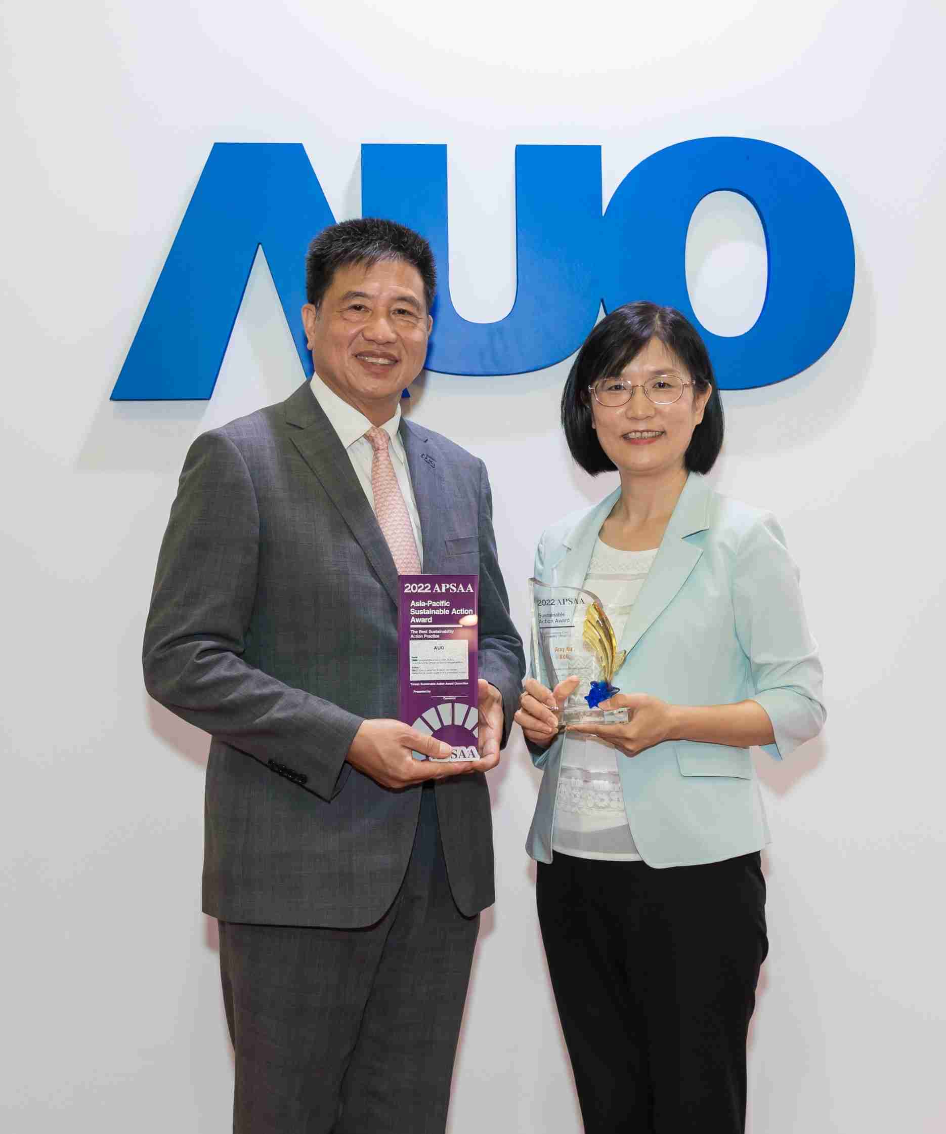 彩神vll长期垫筑永续远景的基石，，，，透过ESG暨气候委员会逐步实践永续策略蓝图。。其中，，，，彩神vll光电永续长古秀华带领团队、、、、制定中长期目标，，，，缔造多面向亮眼表现，，，，获得「顶尖永续长奖」的个人奖殊荣（左：彩神vll光电董事长暨执行长彭双浪，，右：彩神vll光电永续长古秀华）