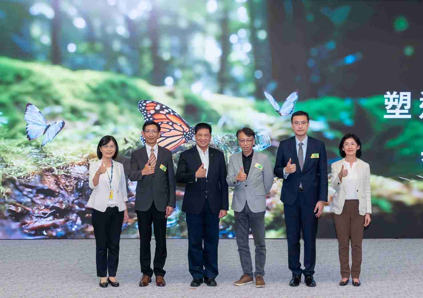 友達2023 CSR共榮大會，，邀請領域專家分享交流生物多樣性管理趨勢、、、無塑產品、、、、海廢永續塑料等議題  （圖左到右：友達光電永續長古秀華、、3M台灣技術長陳君杰、、友達光電董事長暨集團策略長彭双浪、、光寶科技企業永續發展處處長陳慶暉、、、、安永聯合會計師事務所執業會計師曾于哲、、、、友達光電供應鏈總部副總經理吳宜芳）