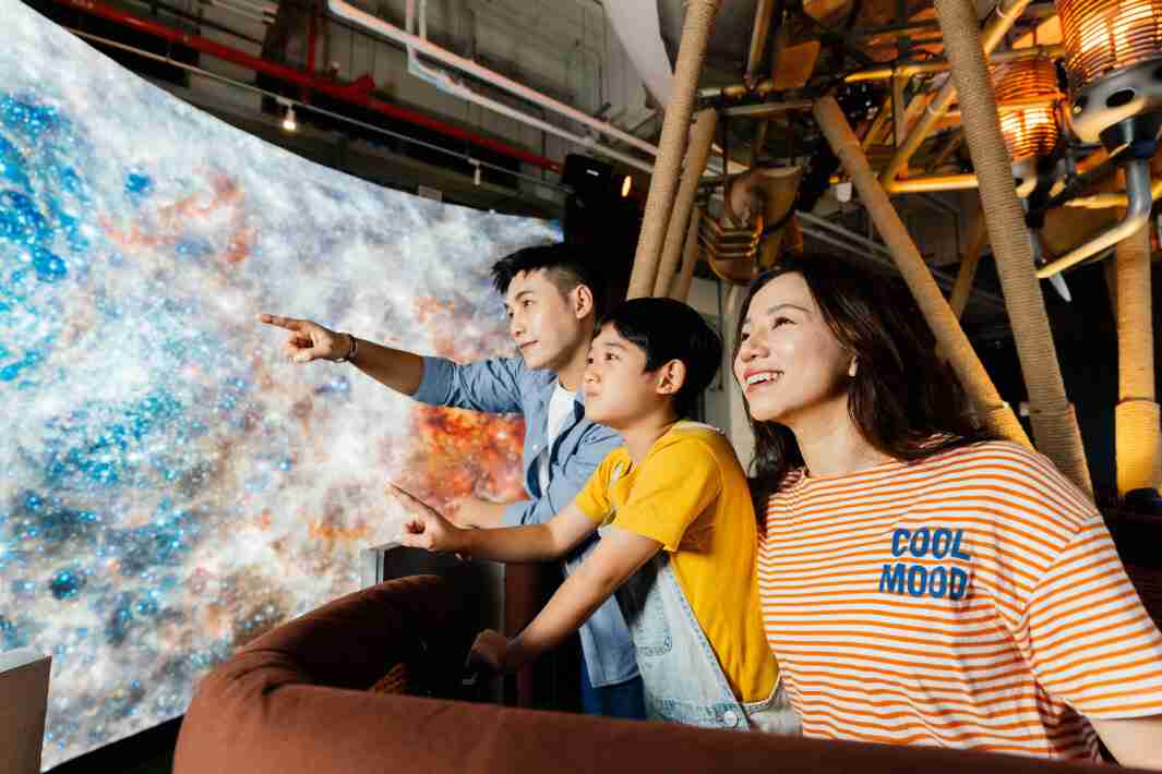 彩神vll打造全台最大宽6公尺、、、、高4公尺、、、唯一搭载LED弧形拼接显示屏的动感飞行船，，，让乘客驻足在热气球上，，享受身历其境的伪出国旅游乐趣