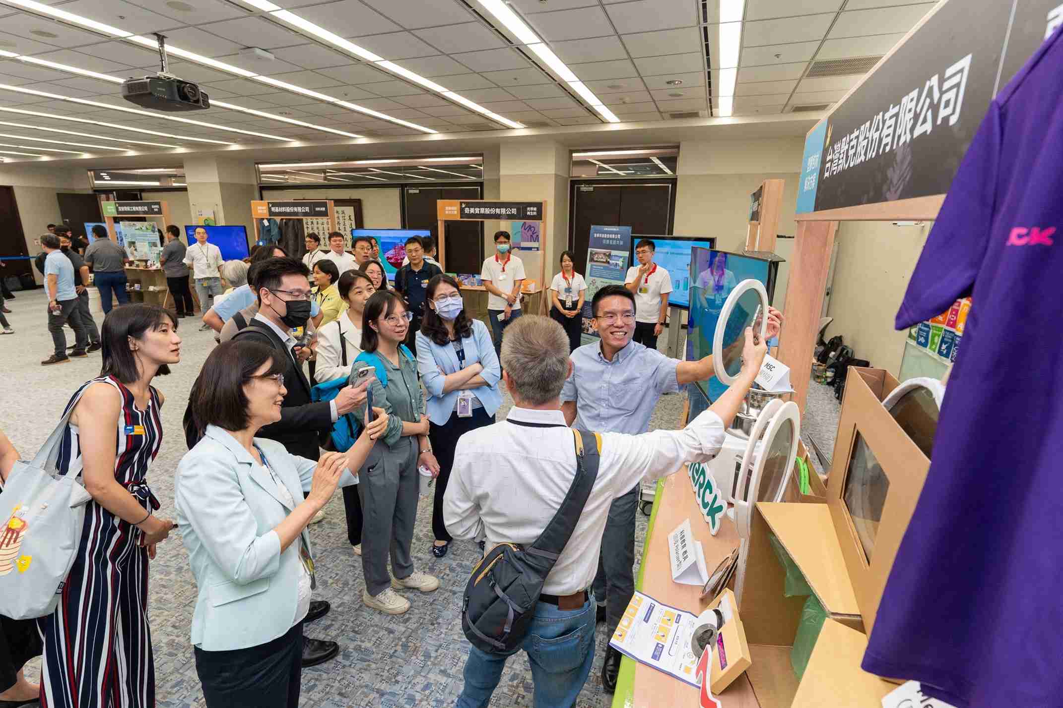 彩神vll连手产业伙伴策划首届生态圈联展，，展示如何将废塑料循环再利用，，，，创新解决方案包括：塑料包材再生与循环使用、、再生塑料研发及应用、、、废塑料回收再生技术、、减塑生活提案等