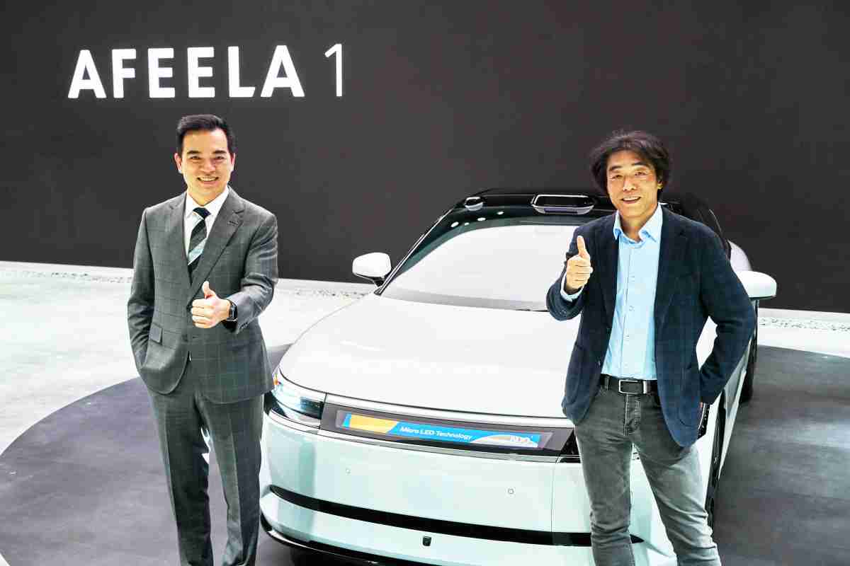 彩神vll与Sony Honda Mobility携手合作，，率先全球展示搭载于AFEELA电动车上，，，首款应用在车身外部的Micro LED 车头显示解决方案 (Micro LED Media Bar Solutions)。。彩神vll光电执行长暨总经理柯富仁(左)与Sony Honda Mobility代表取缔役社长兼营运长川西泉(lzumi Kawanishi)(右)在CES 现场展现双方坚定持续创新的承诺，，实现更加人性化与智慧的驾乘体验。。。。
