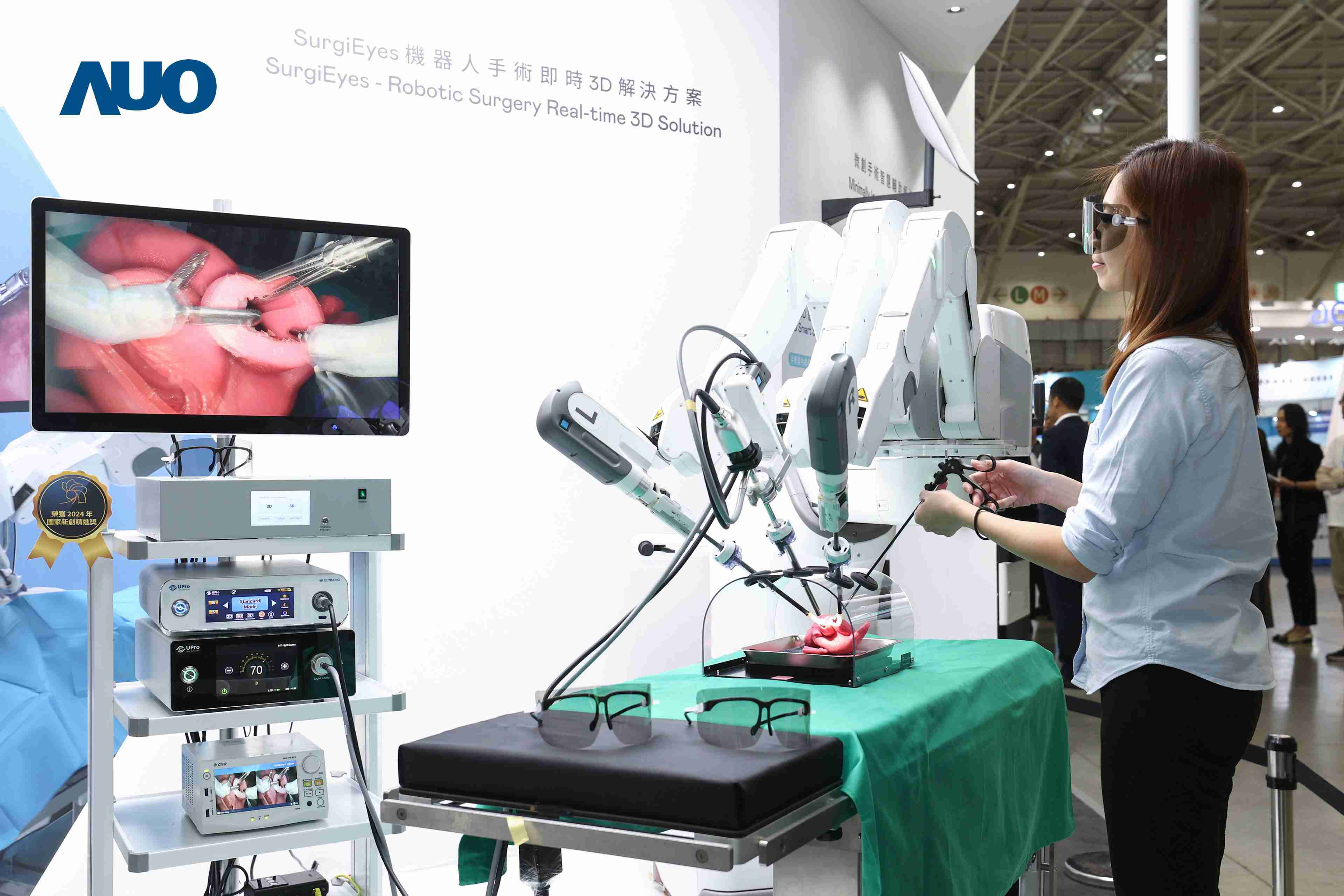 达擎以领先的3D显示技术推出〝SurgiEyes机器人手术实时3D解决方案〞，，整合先进3D图像处理与独家3D垂直宽视角、、广色域的显示技术，，，，手术团队可实时同步主刀医师视角看到清晰3D影像，，提升沟通效率与安全性。。